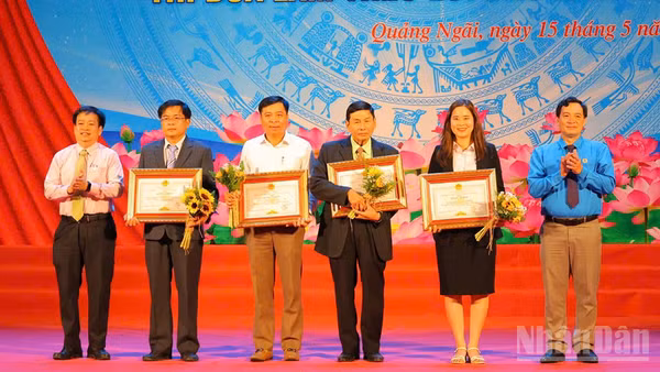 Trao Bằng khen của Chủ tịch Ủy ban nhân dân tỉnh Quảng Ngãi cho 4 lãnh đạo đơn vị, doanh nghiệp tiêu biểu.