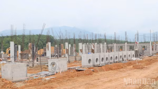 Đến cuối tháng 4 vừa qua, tại điểm trường Mô Rai, giá trị thi công chỉ đạt khoảng 25,5%. Đây là dự án chậm tiến độ nhất so với các dự án cùng khởi công trong đợt 1 vào giữa tháng 11/2025. 