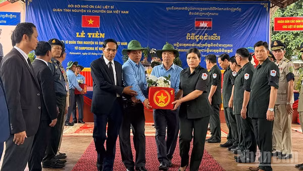 Phó Chủ tịch Thường trực Ủy ban nhân dân tỉnh Quảng Ngãi Y Ngọc cùng các đại biểu tiễn đưa các liệt sĩ về đất mẹ Việt Nam.
