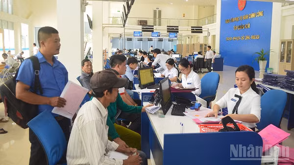 Cán bộ Trung tâm Phục vụ hành chính công tỉnh Quảng Ngãi phát huy trách nhiệm phục vụ nhân dân.