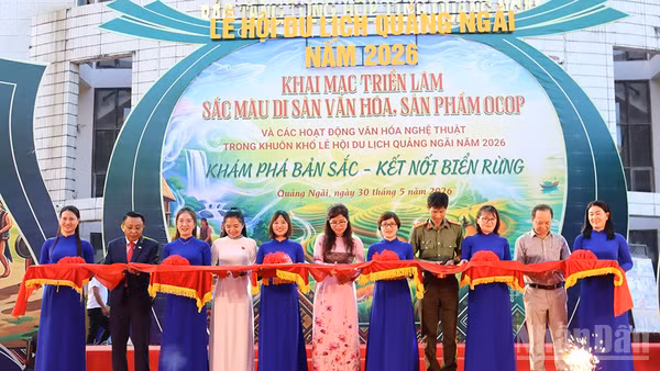 Các đại biểu thực hiện nghi thức cắt băng khai mạc triển lãm “Sắc màu di sản văn hóa, sản phẩm OCOP”.