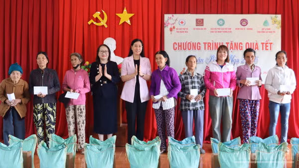 Đồng chí Bùi Thị Quỳnh Vân, Ủy viên Trung ương Đảng, Phó Trưởng Ban Tổ chức Trung ương trao quà Tết cho hộ nghèo, cận nghèo, hộ có hoàn cảnh khó khăn, hộ bị thiệt hại do thiên tai ở xã Bình Minh.