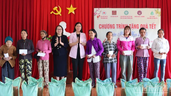 Đồng chí Bùi Thị Quỳnh Vân, Ủy viên Trung ương Đảng, Phó Trưởng Ban Tổ chức Trung ương trao quà Tết cho hộ nghèo, cận nghèo, hộ có hoàn cảnh khó khăn, hộ bị thiệt hại do thiên tai ở xã Bình Minh.