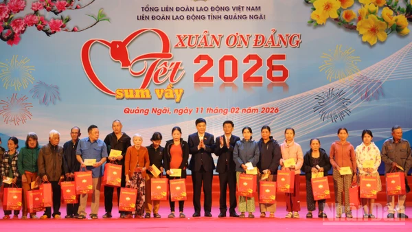 Những phần quà của chương trình “Tết Sum vầy Xuân ơn Đảng” không chỉ mang ý nghĩa hỗ trợ vật chất, mà còn là sự động viên tinh thần, củng cố niềm tin, để người lao động yên tâm làm việc, gắn bó với doanh nghiệp, với địa phương.