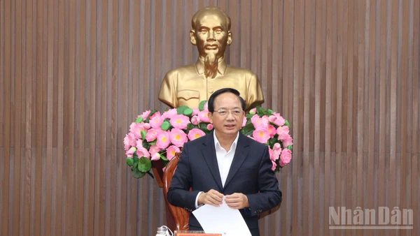 Đồng chí Trịnh Văn Quyết, Ủy viên Bộ Chính trị, Bí thư Trung ương Đảng, Trưởng ban Tuyên giáo và Dân vận Trung ương, Ủy viên Hội đồng bầu cử quốc gia phát biểu kết luận tại buổi làm việc với Ủy ban Bầu cử tỉnh Quảng Ngãi.