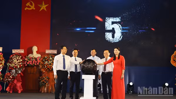 Nghi thức ra mắt Phân hiệu Trường đại học Tài chính-Marketing tại tỉnh Quảng Ngãi.