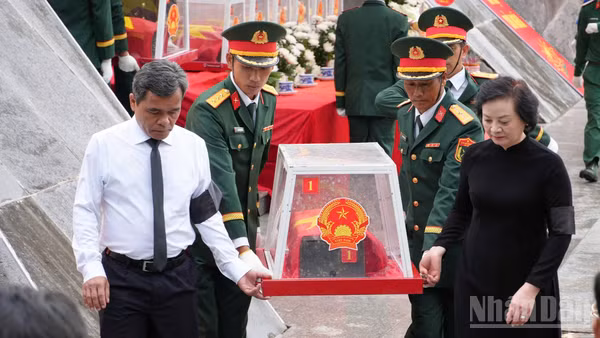 Phó Thủ tướng Phạm Thị Thanh Trà và Bí thư Tỉnh ủy Quảng Ngãi Hồ Văn Niên tiễn đưa hài cốt liệt sĩ đến nơi an nghỉ cuối cùng.