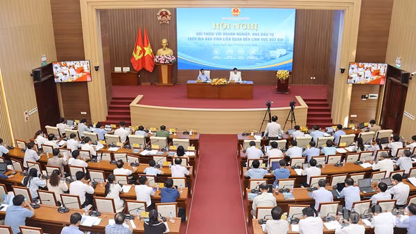 Quang cảnh hội nghị đối thoại giữa lãnh đạo tỉnh Quảng Ngãi với doanh nghiệp, nhà đầu tư trên địa bàn tỉnh về lĩnh vực đất đai.