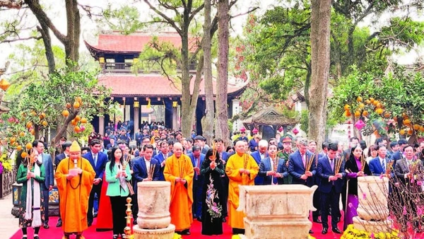 Các đại biểu và du khách thập phương dâng hương tại Chùa Côn Sơn nhân dịp Lễ hội mùa Xuân Côn Sơn-Kiếp Bạc năm 2025.