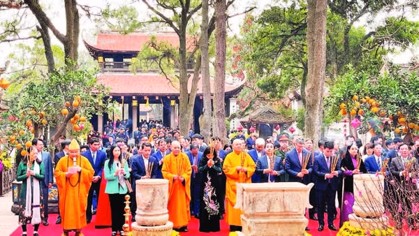 Các đại biểu và du khách thập phương dâng hương tại Chùa Côn Sơn nhân dịp Lễ hội mùa Xuân Côn Sơn-Kiếp Bạc năm 2025.