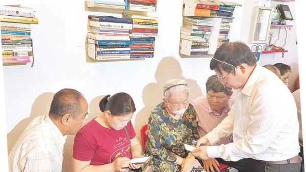 Thầy giáo Đinh Ngọc Sơn hướng dẫn học viên tạo tài khoản email.