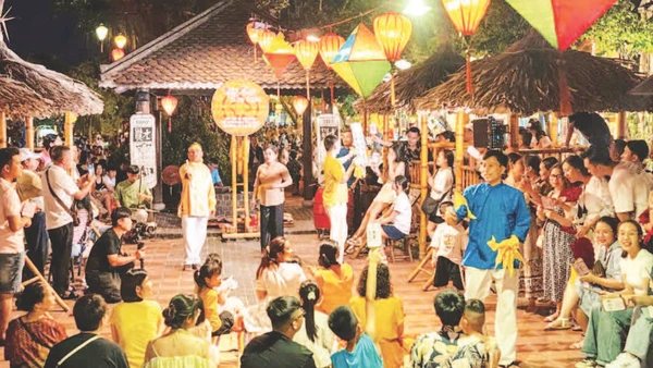 Người dân và du khách nghe hát bài chòi ở Hội An.