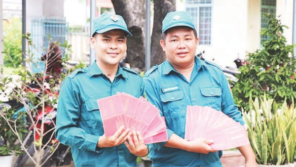 Anh Nguyễn Hồng Bản (bên phải) và anh Nguyễn Trịnh Quốc Dũng nhận được nhiều giấy chứng nhận là thành viên tích cực hiến máu tình nguyện tại địa phương trong những năm qua.