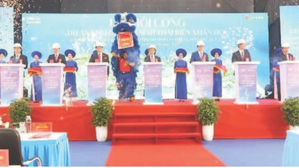 Đại diện lãnh đạo tỉnh Hà Tĩnh và chủ đầu tư thực hiện nghi lễ khởi công dự án.
