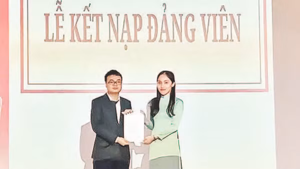 Ngô Thu Hà được kết nạp Đảng từ khi còn là sinh viên Trường đại học Y Hà Nội.