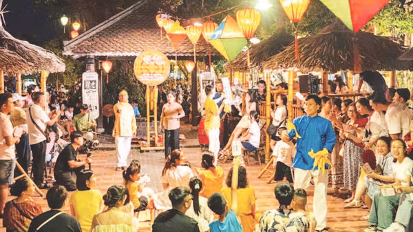 Người dân và du khách nghe hát bài chòi ở Hội An.