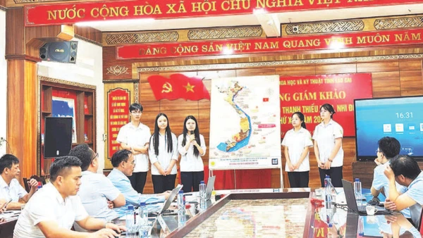 Học sinh Trường THPT Chuyên Lào Cai thuyết trình “Mô hình tương tác 25 điểm đường cơ sở Việt Nam tích hợp IoT và trí tuệ nhân tạo theo đơn vị hành chính mới nhất của Chính phủ”. (Ảnh HOÀI ANH)