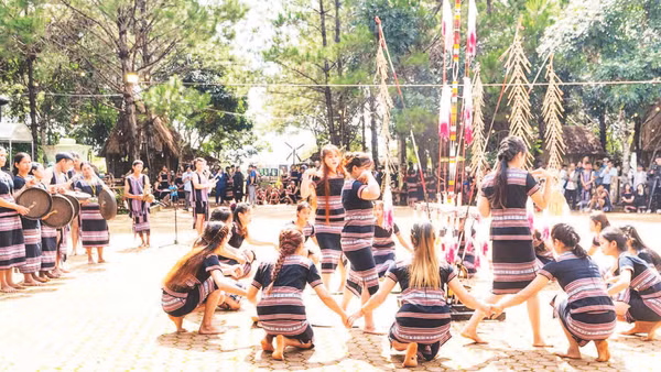 Đội nghệ nhân dân tộc Hrê, thôn Vi Pờ Ê, xã Kon Plông tham gia biểu diễn tại một sự kiện văn hóa.