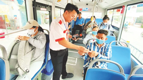 Tuyến xe buýt 103 vừa trúng thầu đi vào khai thác hoạt động, với phương tiện sử dụng năng lượng điện, thân thiện môi trường.