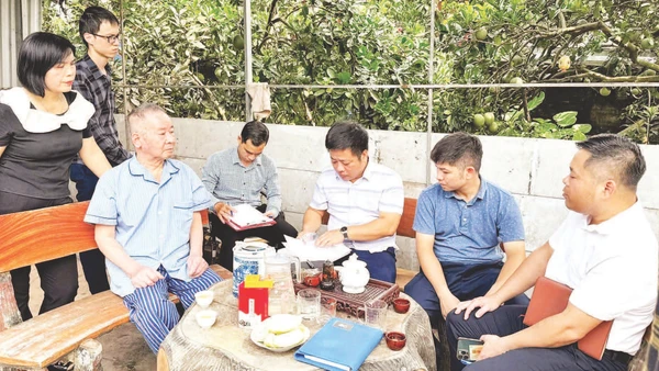 Đoàn khảo sát của xã Liên Minh làm việc với gia đình ông Nguyễn Đăng Liên (người thứ ba từ trái qua), thôn 5, xã Liên Minh.