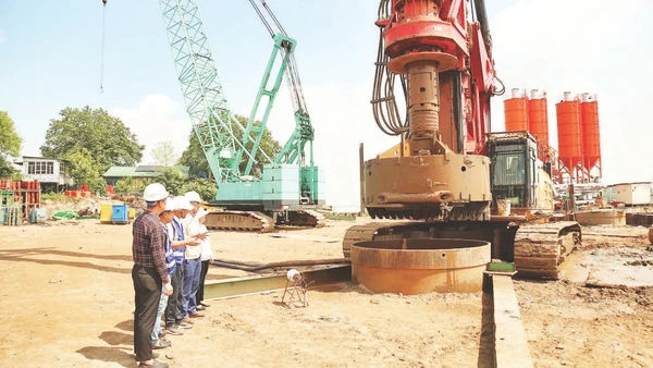 Công trường thi công dự án cầu Tứ Liên. (Ảnh PHẠM CÔNG)
