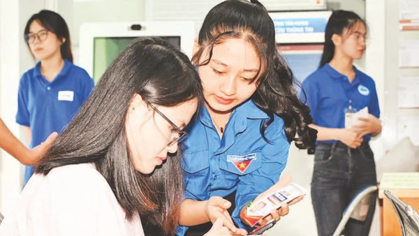 Đoàn viên, thanh niên phường Tân Hưng hỗ trợ người dân làm thủ tục hành chính.