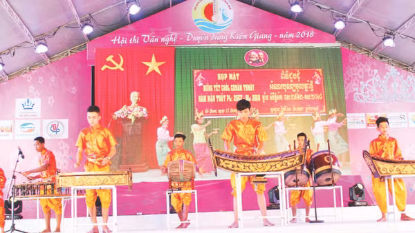 Trình diễn nhạc cụ truyền thống Khmer.