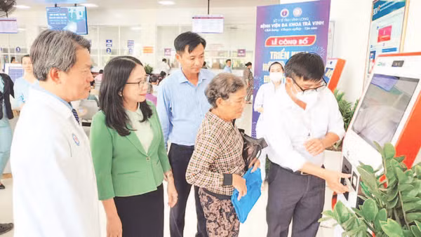 Hướng dẫn người bệnh làm thủ tục hồ sơ bệnh án điện tử tại Bệnh viện đa khoa Trà Vinh.