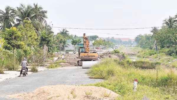 Đường kết nối vào cầu phía bờ phường Phú Khương vẫn chưa hoàn thành.
