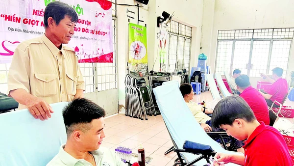 Cả gia đình ông Trần Vĩnh Phúc (người đứng) đều tham gia hiến máu tình nguyện.