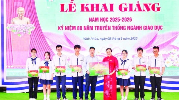 Trao tặng học bổng “Cùng em tiến bước” cho học sinh Trường THPT Trần Phú.