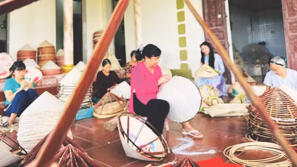 Người dân làng nghề Mão Cầu khâu nón thủ công.
