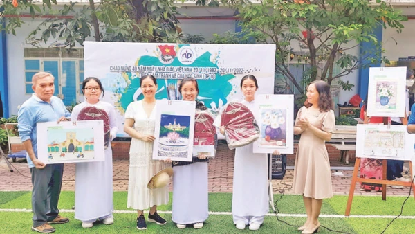 Triển lãm Trang vẽ học sinh với chủ đề sắc màu tại Trường trung học phổ thông Nguyễn Du, giúp các em có thêm cơ hội gắn kết, giao lưu, tương tác với bạn bè, thầy cô giáo nhiều hơn.