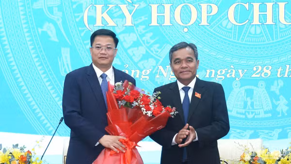 Đồng chí Hồ Văn Niên, Ủy viên Trung ương Đảng, Bí thư Tỉnh ủy Quảng Ngãi tặng hoa chúc mừng tân Chủ tịch Ủy ban nhân dân tỉnh Quảng Ngãi Nguyễn Đức Tâm.