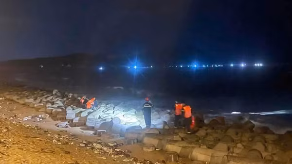 Lực lượng chức năng và người dân xuyên đêm tìm kiếm cháu trai bị mất tích khi tắm biển tại phường Sa Huỳnh.
