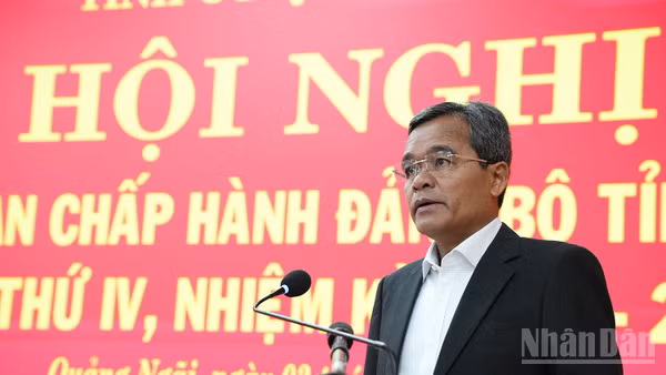 Đồng chí Hồ Văn Niên, Ủy viên Trung ương Đảng, Bí thư Tỉnh ủy Quảng Ngãi phát biểu khai mạc hội nghị.