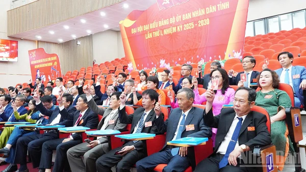 Đại biểu dự Đại hội Đảng bộ Ủy ban nhân dân tỉnh Quảng Ngãi lần thứ nhất, nhiệm kỳ 2025-2030 biểu quyết thông qua Nghị quyết Đại hội. 