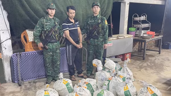 Đối tượng Phạm Văn Hậu cùng tang vật.