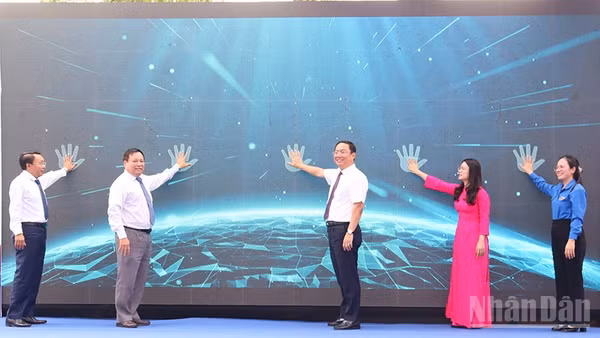 Thực hiện nghi thức khai mạc Ngày Sách và Văn hóa đọc Việt Nam năm 2026.