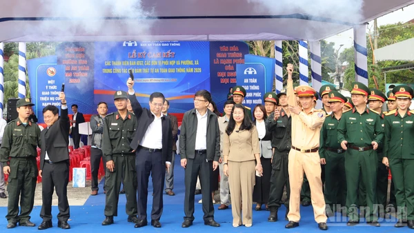 Đồng chí Nguyễn Hoàng Giang, Ủy viên Trung ương Đảng, Phó Bí thư Tỉnh ủy, Chủ tịch Ủy ban nhân dân tỉnh Quảng Ngãi cùng lãnh đạo Sở Xây dựng và Phòng Cảnh sát giao thông Công an tỉnh Quảng Ngãi bắn súng phát lệnh ra quân hưởng ứng Năm an toàn giao thông 2026.