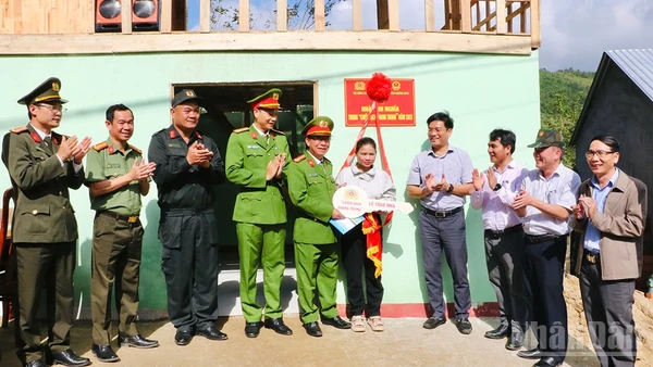 Nghi thức bàn giao nhà trong “Chiến dịch Quang Trung” cho hộ gia đình bà Đinh Thị Vôn, trú tại thôn Huy Măng, xã miền núi Sơn Tây (Quảng Ngãi).