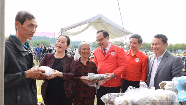 Phó Bí thư Tỉnh ủy Quảng Ngãi Đinh Thị Hồng Minh trao quà Tết cho người nghèo.