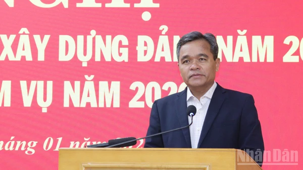 Đồng chí Hồ Văn Niên, Ủy viên Trung ương Đảng, Bí thư Tỉnh ủy Quảng Ngãi phát biểu chỉ đạo hội nghị.