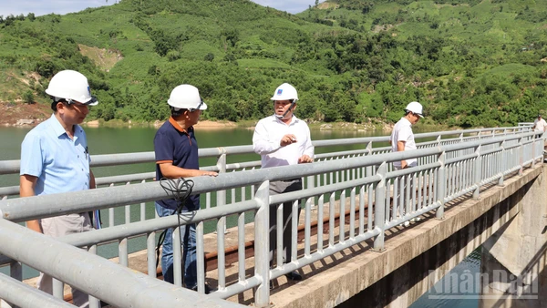 Phó Chủ tịch Ủy ban nhân dân tỉnh Quảng Ngãi Trần Phước Hiền kiểm tra công tác chuẩn bị ứng phó thiên tai tại hồ thủy điện Đakđrinh.