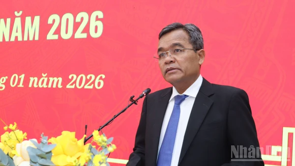 Đồng chí Hồ Văn Niên, Ủy viên Trung ương Đảng, Bí thư Tỉnh ủy Quảng Ngãi phát biểu chỉ đạo hội nghị.