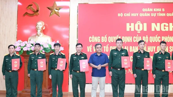 Đồng chí Hồ Văn Niên, Ủy viên Trung ương Đảng, Bí thư Tỉnh ủy, Bí thư Đảng ủy Quân sự tỉnh Quảng Ngãi, trao quyết định cho đội ngũ sĩ quan chính quy giữ chức Chỉ huy trưởng Ban Chỉ huy Quân sự cấp xã.