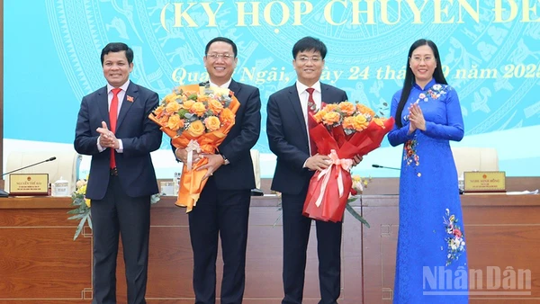 Lãnh đạo tỉnh Quảng Ngãi tặng hoa chúc mừng đồng chí Nguyễn Công Hoàng và Đỗ Tâm Hiển được Hội đồng nhân dân tỉnh Quảng Ngãi bầu giữ chức Phó Chủ tịch Ủy ban nhân dân tỉnh Quảng Ngãi nhiệm kỳ 2021-2026. 