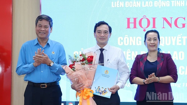 Lãnh đạo Tổng Liên đoàn Lao động Việt Nam và Tỉnh ủy Quảng Ngãi trao Quyết định và tặng hoa chúc mừng đồng chí Đinh Quốc Tuấn. 