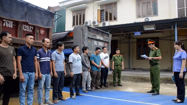 Khởi tố nhóm đối tượng khai thác cát trái phép trên sông Trà Khúc. (Ảnh: Công an tỉnh Quảng Ngãi cung cấp)