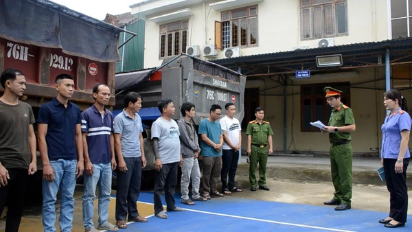 Khởi tố nhóm đối tượng khai thác cát trái phép trên sông Trà Khúc. (Ảnh: Công an tỉnh Quảng Ngãi cung cấp)